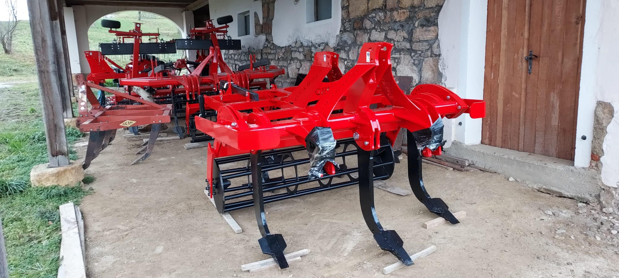 KRET globinski podrahljač prilagojen za hmeljarstvo