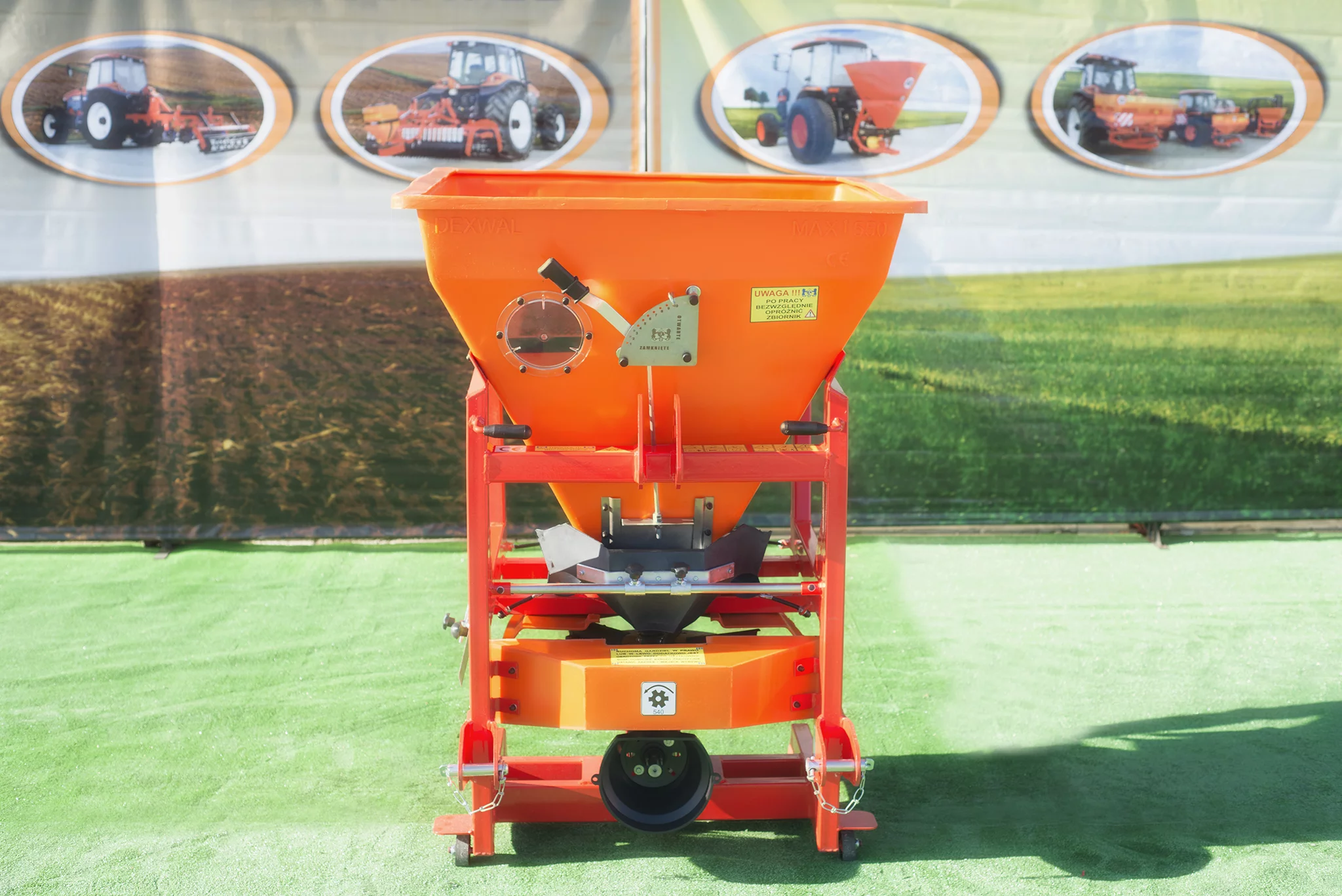 Trosilniki za apno in gnojila z enojno ploščo – TAJFUN 600 in 1200